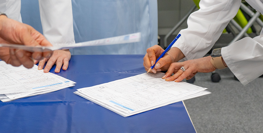 書類に書き込む様子