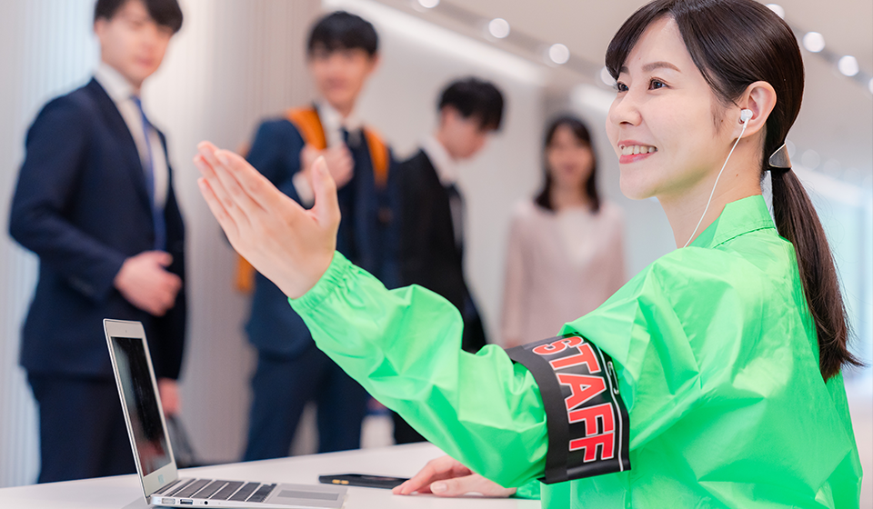 イベント運営の女性スタッフ