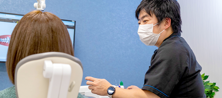 経過観察に来院、問診の様子