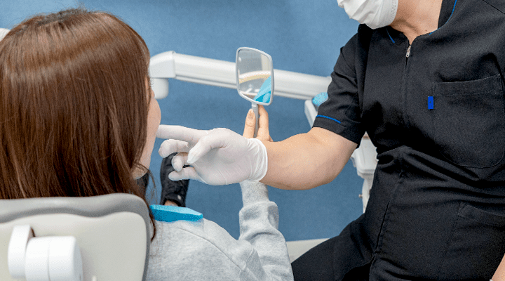 手鏡を使って、医師と共に歯色味の確認