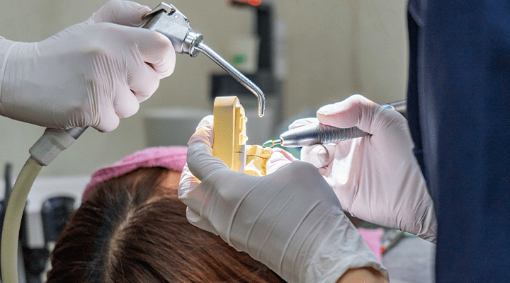 セラミック歯の調整