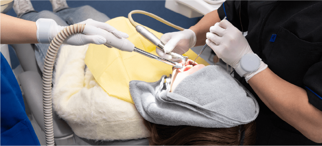 お口の状況に合わせて、歯の側面を削って調整している画像