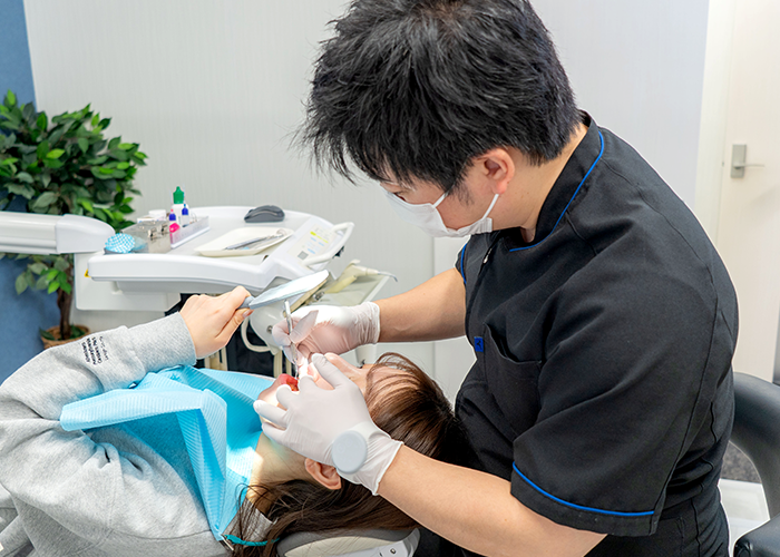 口腔内の確認を患者さんと行なう様子